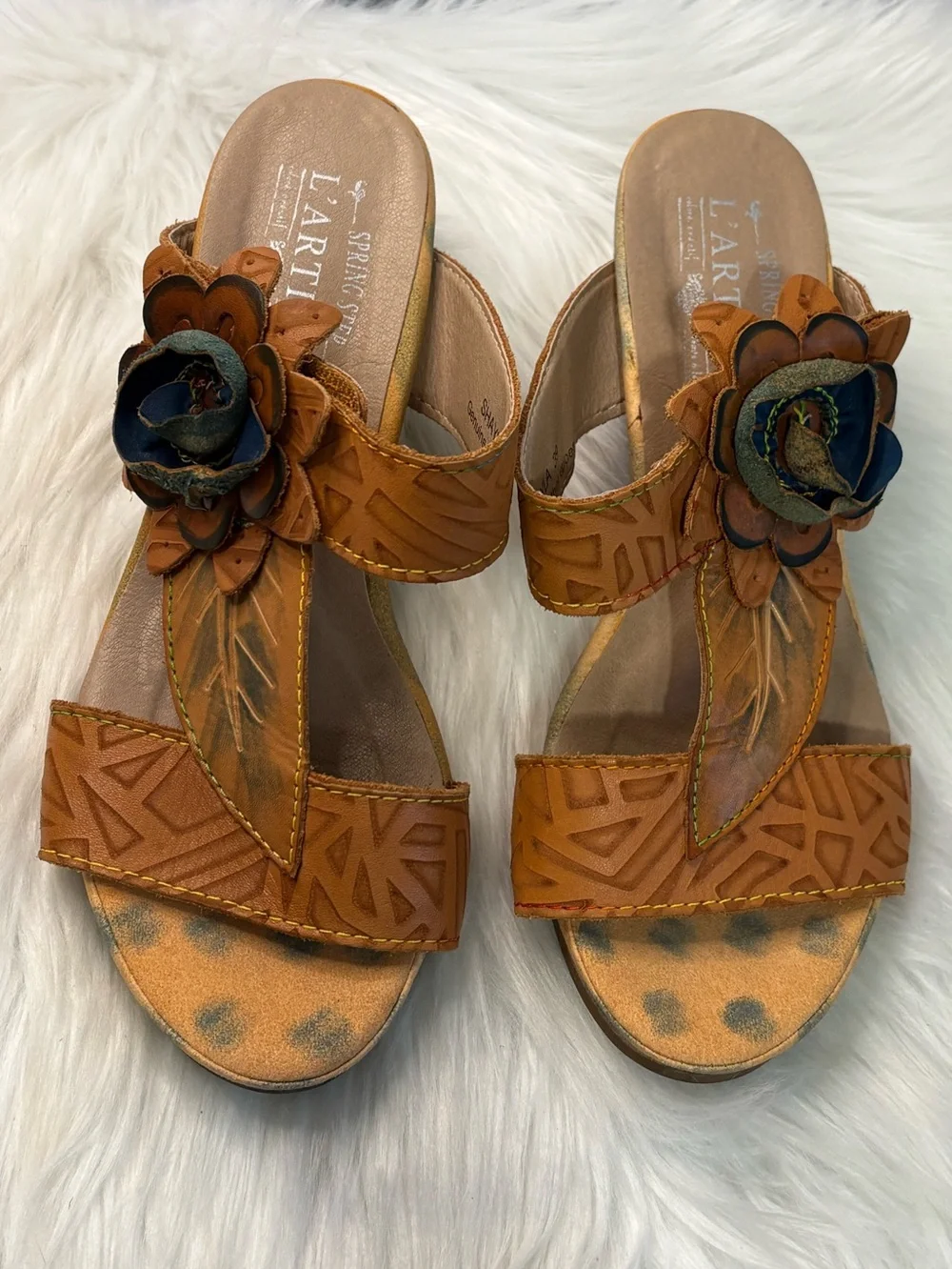 L'ARTISTE Cognac Leather Floral Appliqué Slide Sandals - Picture 3 of 13